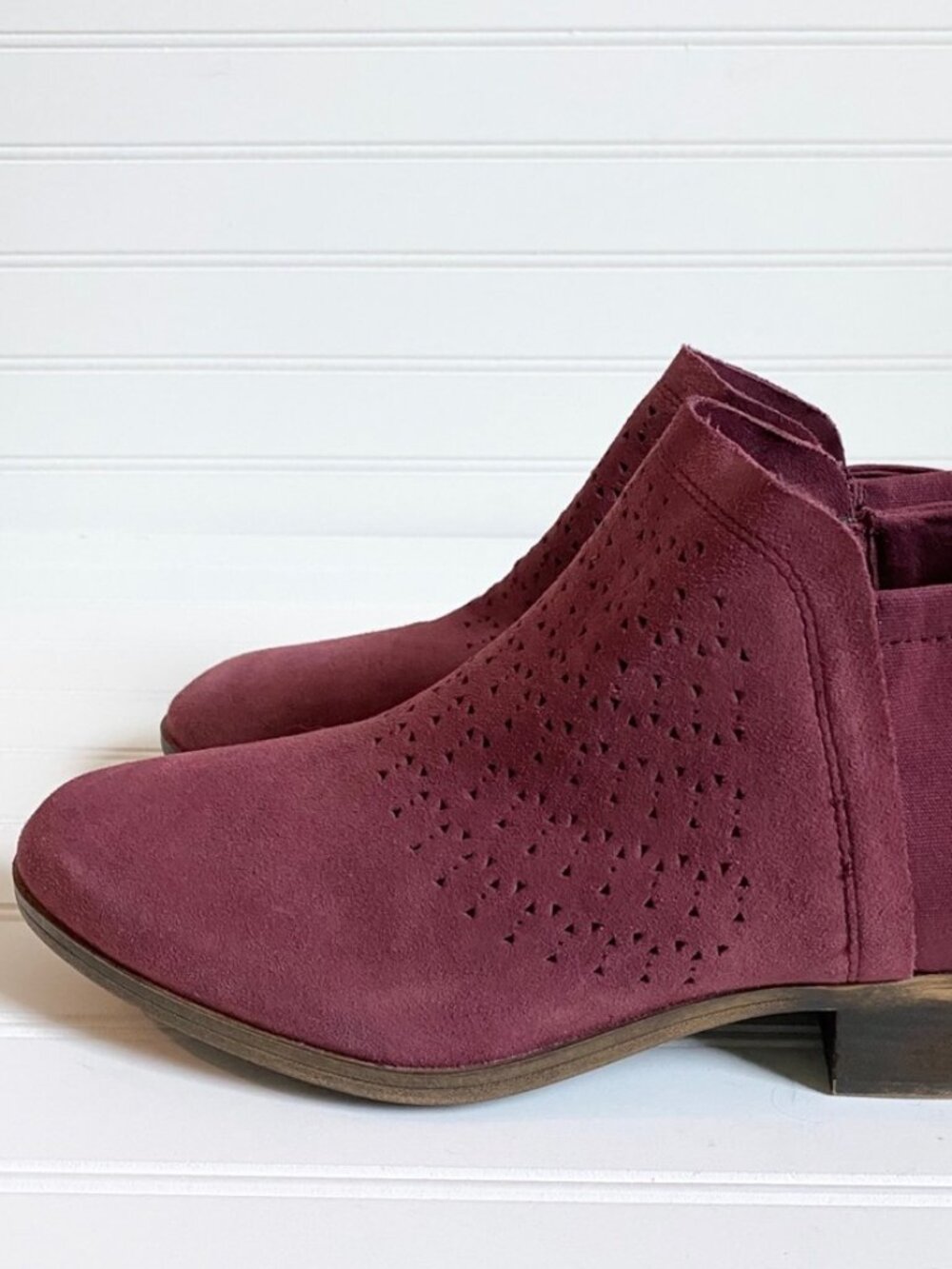 TOMS Deia Burgundy Suede Perforated Ankle Bootie Round Toe Burgundy Sz 9